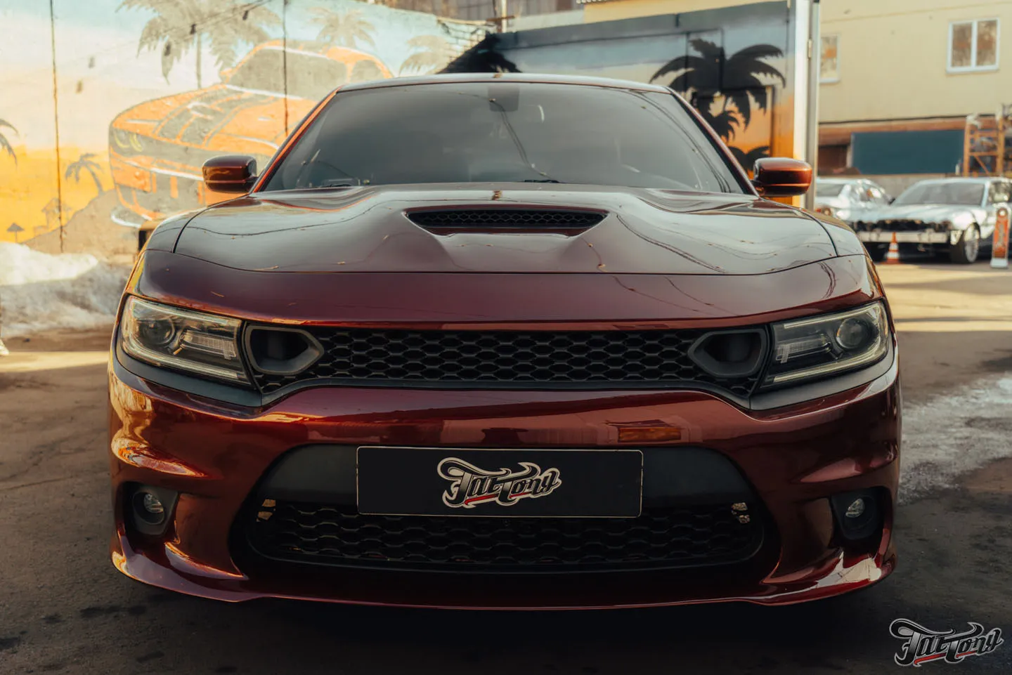 Новый комплект бордовых ремней безопасности в салоне Dodge Charger